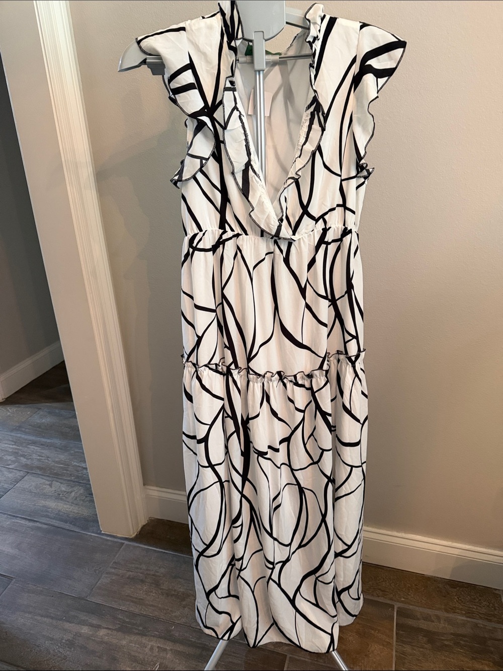 Chic Maxi Dress with Black Abstract Line Print - Picture 5 of 10